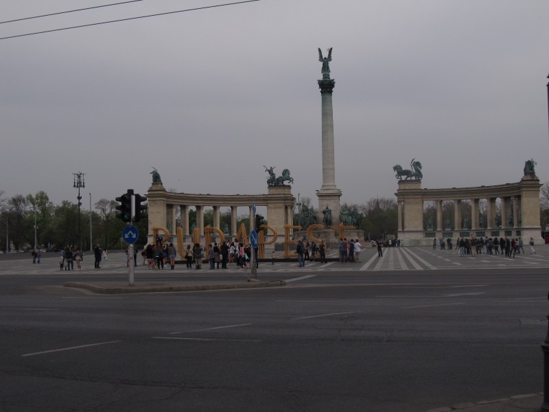 Námestie hrdinov- v čase keď sme tam boli bol tam aj obrovský nápis Budapešť, pri ktorom vznikajú nápadité fotky.