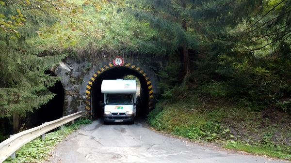 Tunel cestou zo Skalky do Kremnice s výškou len 3,5m